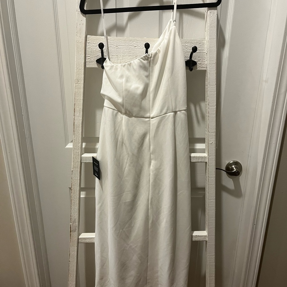 NWT Lulu’s white dress with slit. - Picture 2 of 8